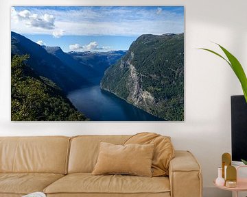 Vue du plateau rocheux sur le Geirangerfjord sur Anja B. Schäfer