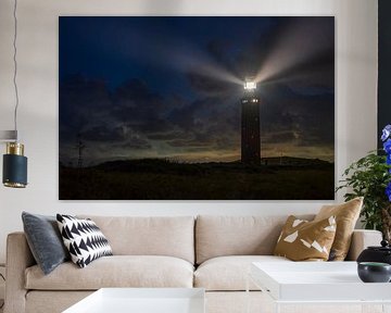 Vuurtoren in de duinen met lichtbundels bij nacht van Sjoerd van der Wal Fotografie