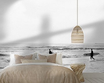 Surfers | Zee | Strand | Golven | Zwart-wit fotografie van Mirjam Broekhof