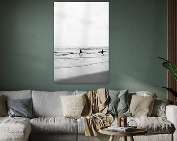 Surfer | Meer | Strand | Wellen | Schwarz-Weiß-Fotografie von Mirjam Broekhof