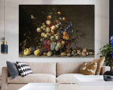 Pfirsiche, Pflaumen, Orangen und andere Früchte in einer Zinnvase, Balthasar van der Ast