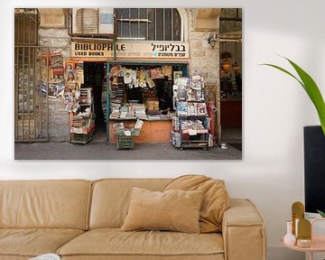 Boekhandel. Straatfotografie Tel Aviv. van Alie Ekkelenkamp