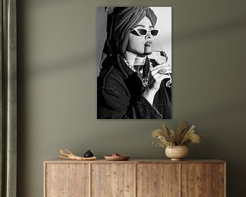 Audrey Hepburn Style portrait moderne, femme avec serviette et champagne sur Senta Bemelman