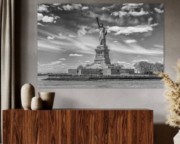 NEW YORK CITY Freiheitsstatue | Monochrom von Melanie Viola