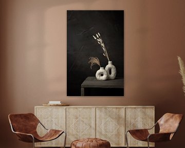Donker stilleven met droogbloemen in witte kruiken van Mayra Fotografie