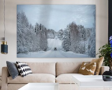 Driving through the snow | Reisfotografie in winters Scandinavie in wit, lichtblauw en lichtbruin
