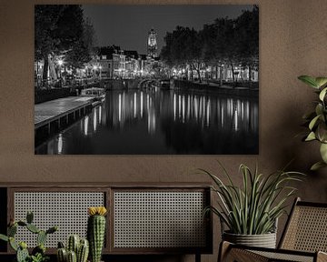 Oudegracht, Zandbrug en Domtoren in Utrecht in de avond in zwart-wit 2 van Tux Photography