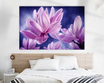 Magnolia bloemen op een blauwe achtergrond. Illustratie van Animaflora PicsStock