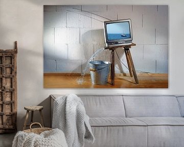 Un vieux téléviseur vintage posé sur un tabouret en bois incliné montre un film sur un bateau.  sur Maren Winter