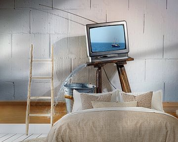 Oude vintage tv op een schuine houten kruk toont een film van een schip  van Maren Winter