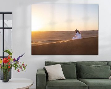 Mann in Omans Wüste von Teun Janssen