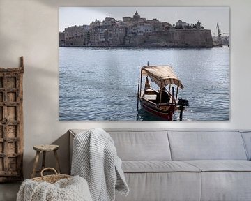 rondvaartbootje in de haven van Valletta van Eric van Nieuwland