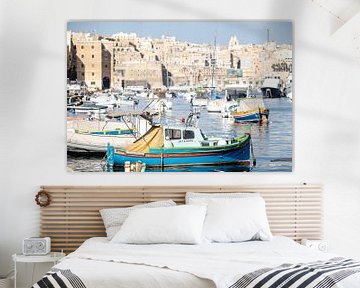 beroemde blauwe bootje in de haven van Valletta van Eric van Nieuwland