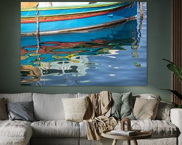 weerspiegeling van de beroemde blauwe houtenbootjes van Malta van Eric van Nieuwland