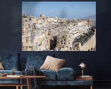 zicht op Valletta met bekende balkons en stadsmuur