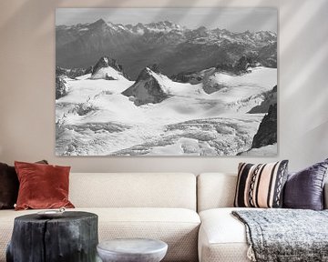 Gipfel, die aus Gletschern auftauchen, Mont-Blanc, monochrom von Hozho Naasha