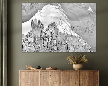 Kleine naald, Mont-Blanc, monochroom van Hozho Naasha
