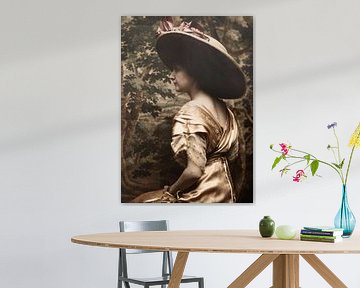 Portret van een vrouw met hoed, zittend voor een wandtapijt met landschap, Francis Bruguière