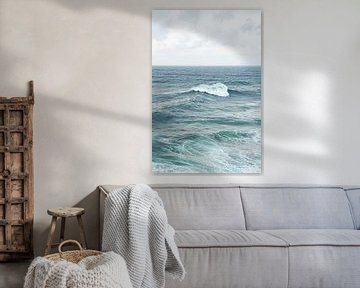 Atlantikblau - Wellen vor der Küste von Nazaré, Portugal von Henrike Schenk
