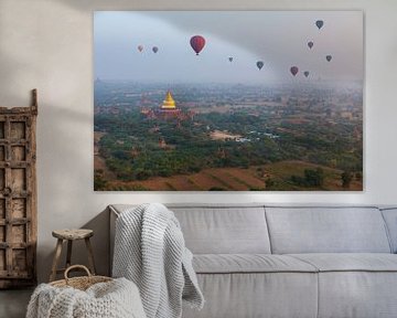 Heißluftballons über Bagan in Myanmar von Roland Brack