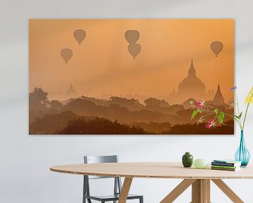 Luchtballonnen boven Bagan in Myanmar van Roland Brack