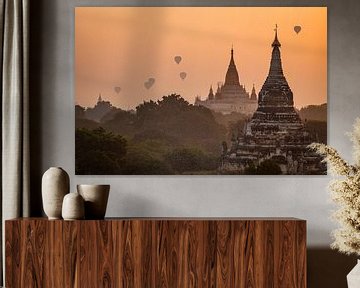 Luchtballonnen boven Bagan in Myanmar van Roland Brack