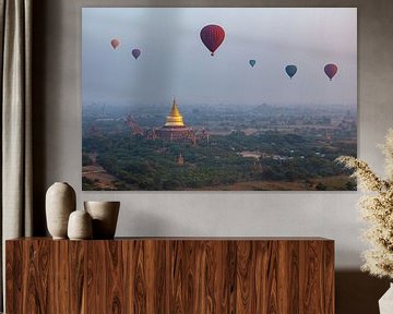 Luchtballonnen boven Bagan in Myanmar van Roland Brack