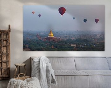 Luchtballonnen boven Bagan in Myanmar van Roland Brack