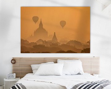 Luchtballonnen boven Bagan in Myanmar van Roland Brack