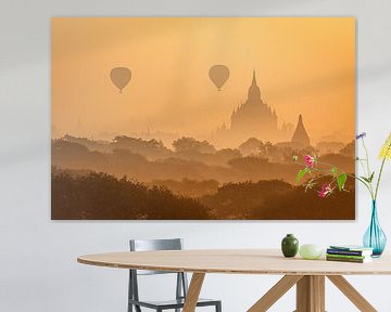 Heißluftballons über Bagan in Myanmar von Roland Brack