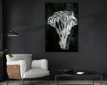 Weiße Blume im Retro-Stil. Moderne botanische minimalistische Kunst in Schwarz und Weiß. von Dina Dankers