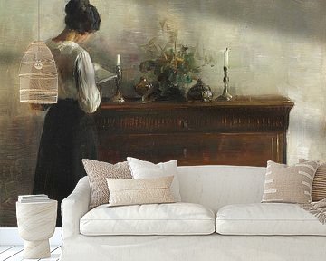 Interieur met de vrouw van de kunstenaar die bij een ladekast staat te lezen, Carl Holsøe (gezien bij vtwonen)