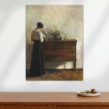 Interieur met de vrouw van de kunstenaar die bij een ladekast staat te lezen, Carl Holsøe (gezien bij vtwonen)