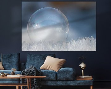 Transparante zeepbel op sneeuwkristallen van Ulrike Leone
