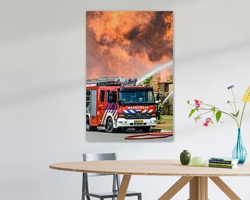 Véhicule de pompiers devant un incendie dans une zone industrielle sur Sjoerd van der Wal Photographie