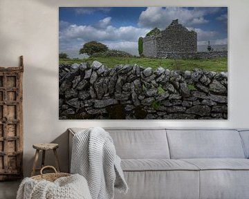 Ruine d'église avec cimetière et mur de pierre. Irlande sur Albert Brunsting