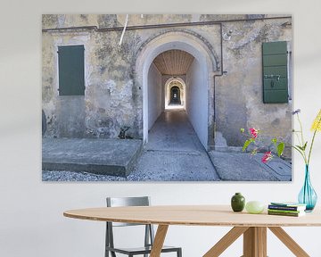 Oneindige gang in een oud gebouw Italië van Karin School-van Leur