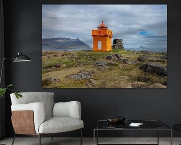 Orangefarbener Leuchtturm in Island von Tim Vlielander