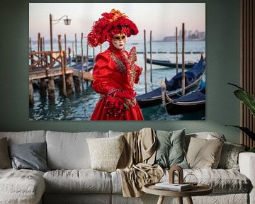 Rood kostuum op het carnaval van Venetië