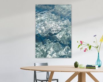 Impression d'art abstraite sur l'eau, bleu marine - photographie de la nature sur Christa Stroo photography