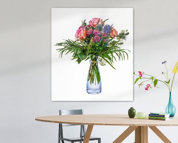 Boeket bloemen in een glazen vaas op een witte achtergrond