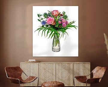Boeket bloemen in een glazen vaas op een witte achtergrond van ManfredFotos