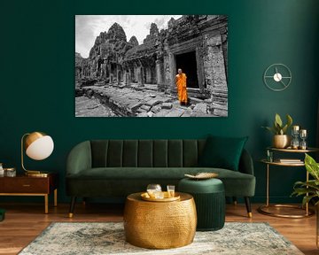 Moine dans les ruines d'Angkor Wat au Cambodge. sur Jan Fritz