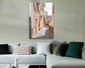 Steegje op het Eiland Procida in Pastel Kleuren - Fotografie in Italië van Henrike Schenk