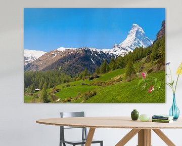 Idyllische Schweizer Landschaft mit Blick auf das Matterhorn von Justin Suijk