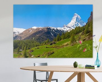 Idylisch Zwitsers landschap met uitzicht over de Matterhorn van Justin Suijk