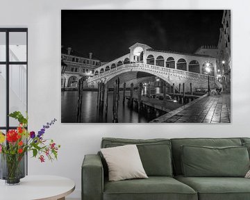 Venedig - Rialtobrücke bei Nacht (schwarzweiss) von t.ART