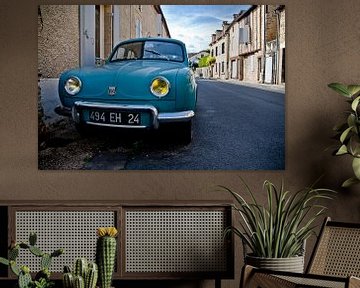 Oude Renault in een straat in Belvès, Frankrijk van Wilco Schippers