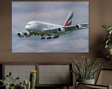 Emirates Airbus A380 gaat landen op Schiphol. van Jaap van den Berg