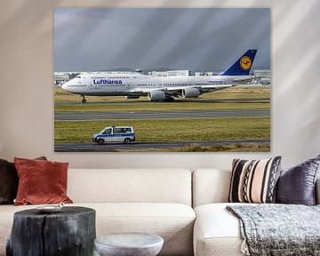 Rollende Lufthansa Boeing B747-8 (D-ABYD). von Jaap van den Berg